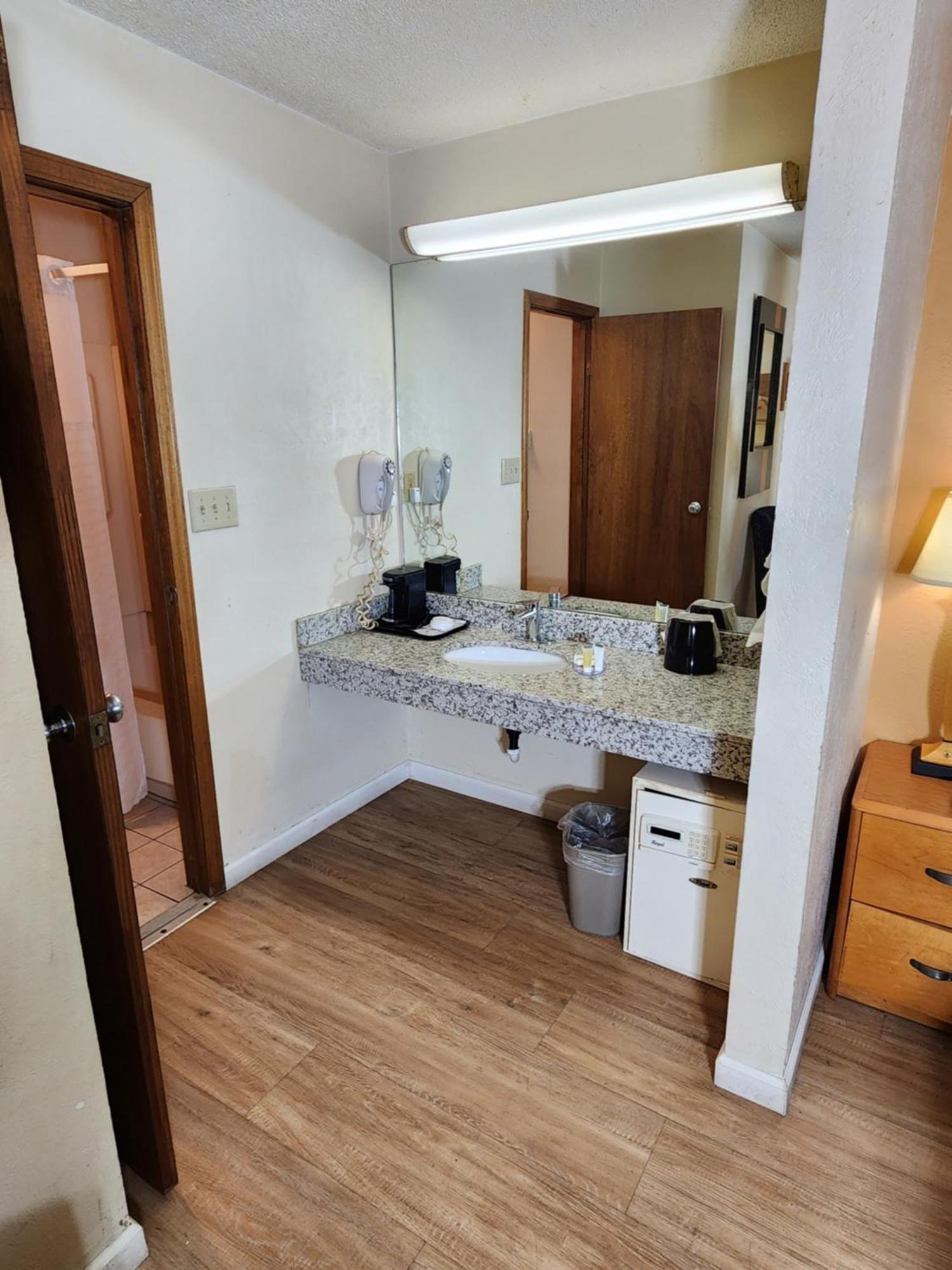 Westspring Inn - Westlake Cleveland Esterno foto